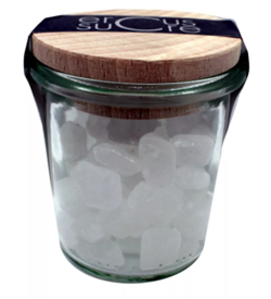 Glas mit braunen Kandiskristallen von Ercus und Holzdeckel